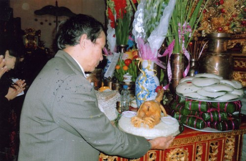 Ông Khôi dâng lễ gà 9 cựa lên ban thờ Quốc Tổ Hùng Vương. Ảnh: tư liệu