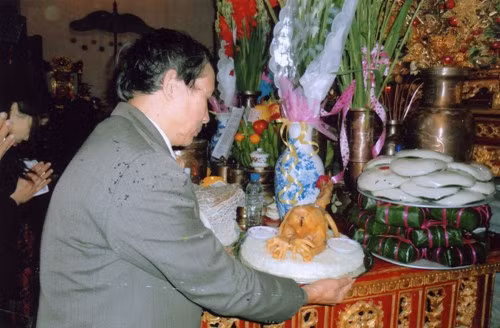 Ông Khôi dâng lễ gà 9 cựa lên ban thờ Quốc Tổ Hùng Vương. Ảnh: tư liệu