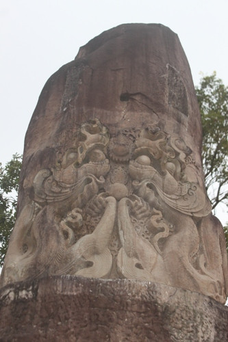 Hình lưỡng long chầu nguyệt phía trên cột đá. Ảnh: Văn Phan