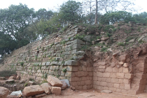 Kè đá hàng nghìn năm bên sườn núi chùa Dạm. Ảnh: Văn Phan