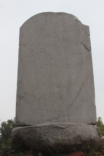 Bia Hậu Lê ghi lại lịch sử chùa Dạm. Ảnh: Văn Phan