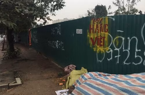 Mặt ngoài mảnh đất 245m2 của gia đình ông Phương đã bị quây kín bằng tôn. Ảnh: Phan Thiên Mặt ngoài mảnh đất 245m2 của gia đình ông Phương đã bị quây kín bằng tôn. Ảnh: Phan Thiên