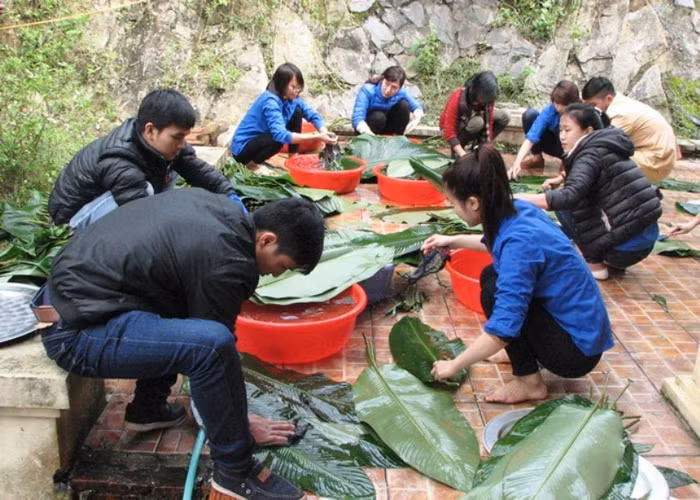 Rửa lá dong chuẩn bị gói bánh chưng. Ảnh Thủy Phan