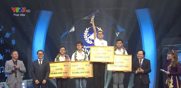 Bộ trưởng Phùng Xuân Nhạ và các thí sinh trong ngày diễn ra cuộc thi. (Ảnh chụp màn hình từ đài truyền hình VTV)