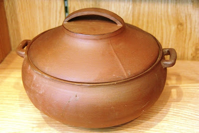 Xưa kia làng gốm Phước Tích còn làm ra một sản phẩm tiến vua Nguyễn là chiếc “om ngự” - chuyên nấu cơm cho vua ăn. Ảnh: phuoctichceramics.com