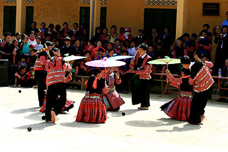 Bà con mở hội mừng mùa xuân mới đang về. Những điệu múa, tiếng khèn vang khắp núi rừng. Ảnh: VnExpress. Bà con mở hội mừng mùa xuân mới đang về. Những điệu múa, tiếng khèn vang khắp núi rừng. Ảnh: VnExpress.
