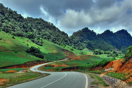 Với vé xe khách giường nằm có giá 140.000 đồng từ bến xe Mỹ Đình, Hà Nội, bạn dễ dàng bắt đầu hành trình 200 km theo hướng Tây Bắc để đến Mộc Châu. Ảnh: Akira. Với vé xe khách giường nằm có giá 140.000 đồng từ bến xe Mỹ Đình, Hà Nội, bạn dễ dàng bắt đầu hành trình 200 km theo hướng Tây Bắc để đến Mộc Châu. Ảnh: Akira.