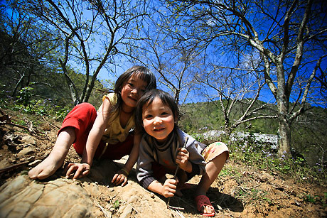 Hai đứa trẻ bản Lóng Luông, huyện Mộc Châu nghịch ngợm với má đỏ hồng hây hây. Ảnh: VnExpress. Hai đứa trẻ bản Lóng Luông, huyện Mộc Châu nghịch ngợm với má đỏ hồng hây hây. Ảnh: VnExpress.