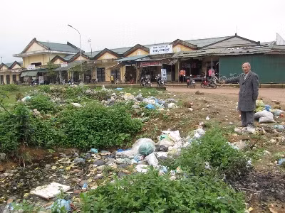Rác thải tràn lan ở huyện Phú Lộc. Ảnh: Ngọc Văn.