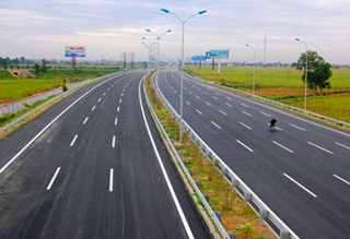 Quốc lộ I được nâng cấp thành 6 làn xe. Quốc lộ I được nâng cấp thành 6 làn xe.