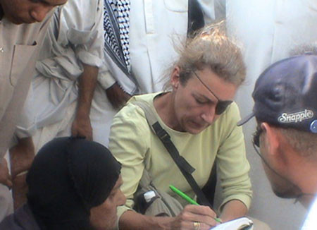 Nhà báo Marie Colvin trong bộ phim tài liệu Bearing witness về những người phụ nữ trong chiến tranh (Ảnh: BBC). Nhà báo Marie Colvin trong bộ phim tài liệu Bearing witness về những người phụ nữ trong chiến tranh (Ảnh: BBC).