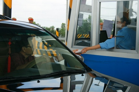 Phí cao, xe tải nặng, xe container bắt đầu "chê" cao tốc Trung Lương - TP.HCM - Ảnh Duy Nguyên