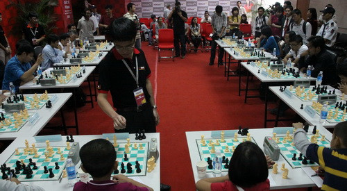 Quang Liêm (áo đen) thi đấu giao hữu với 20 người hâm mộ cùng lúc - Ảnh T.P Quang Liêm (áo đen) thi đấu giao hữu với 20 người hâm mộ cùng lúc - Ảnh T.P