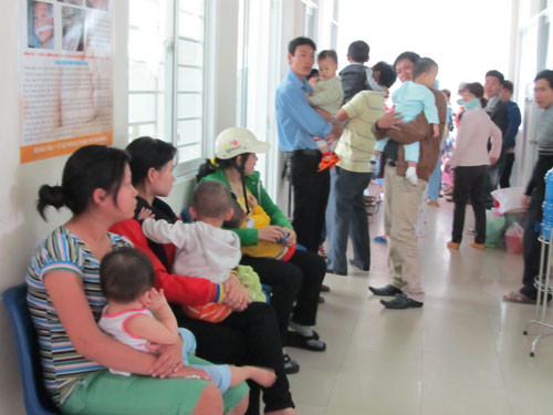 Nhiều bệnh nhân phải ngồi chờ có giường trống. Nhiều bệnh nhân phải ngồi chờ có giường trống.