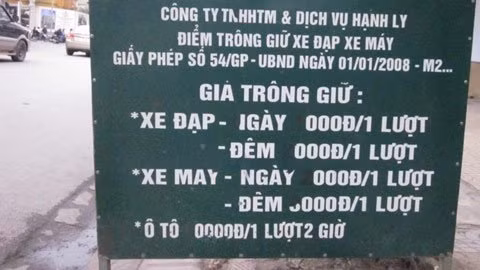 Những bãi đỗ xe, dù đã có giấy phép, có bảng giá nhưng giá gửi xe bao giờ cũng cao hơn bảng giá niêm yết. Ảnh: VVT