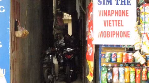 Ngõ này rộng khoảng 1 mét, chiều dài chưa đầy 50 mét, nhưng có lúc cao điểm, nó có thể chứa được 30 đến 40 chiếc xe máy