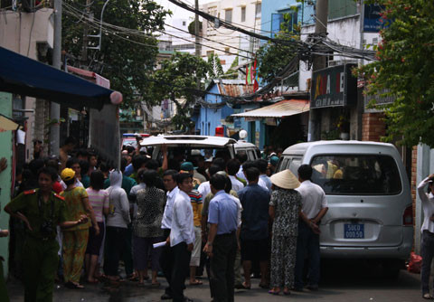 Thi thể của nữ SV được đưa khỏi hiện trường