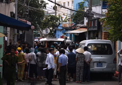 Thi thể của nữ SV được đưa khỏi hiện trường