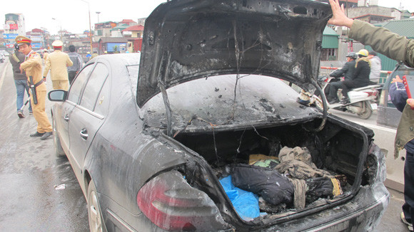 BKS: 30V-8088 của chiếc xe Mercedes cháy trên cầu Chương Dương được xác định là giả BKS: 30V-8088 của chiếc xe Mercedes cháy trên cầu Chương Dương được xác định là giả