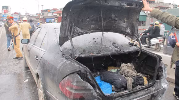 BKS: 30V-8088 của chiếc xe Mercedes cháy trên cầu Chương Dương được xác định là giả