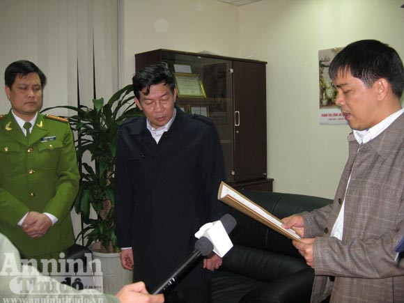 Cơ quan công an đọc lệnh khám xét đối với ông Hùng Cơ quan công an đọc lệnh khám xét đối với ông Hùng