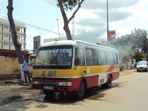 Chiếc xe buýt bị bốc lửa, khói từ bên trong Chiếc xe buýt bị bốc lửa, khói từ bên trong