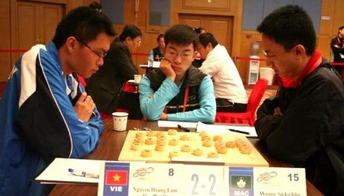 Kỳ thủ Nguyễn Hoàng Lâm (bìa trái). Kỳ thủ Nguyễn Hoàng Lâm (bìa trái).