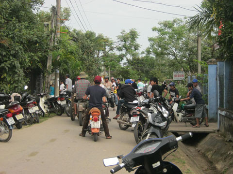 Người dân đến chia buồn với thân nhân sinh viên Đặng Đình Bách Người dân đến chia buồn với thân nhân sinh viên Đặng Đình Bách