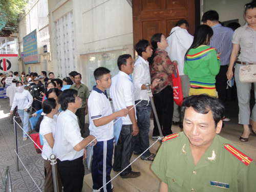 Người dân tập trung đông đúc làm hộ chiếu vào sáng 23/2. Ảnh: TNO