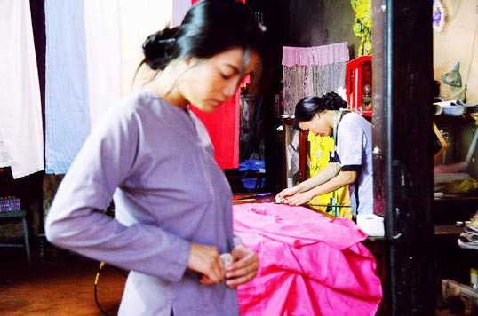 Xưa, Cổ Đô có nghề dệt lụa. Tương truyền, công chúa Thiếu Hoa, con gái vua Hùng từ thành Phong Châu sang đây dạy dân nghề tơ lụa. Lụa làng Cổ Đô là sản vật tiến vua. Lụa Cổ Đô đã đi vào ca dao, nức tiếng cả nước: "Lụa này thật lụa Cổ Đô Chính tông lụa cống các cô ưa dùng". Ảnh: hrpc.com.vn Xưa, Cổ Đô có nghề dệt lụa. Tương truyền, công chúa Thiếu Hoa, con gái vua Hùng từ thành Phong Châu sang đây dạy dân nghề tơ lụa. Lụa làng Cổ Đô là sản vật tiến vua. Lụa Cổ Đô đã đi vào ca dao, nức tiếng cả nước: "Lụa này thật lụa Cổ Đô Chính tông lụa cống các cô ưa dùng". Ảnh: hrpc.com.vn