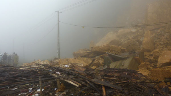 Khối lượng đất đá lớn đã phủ lấp hàng trăm 100 m2 đường, gây ách tắc giao thông quốc lộ 6. Khối lượng đất đá lớn đã phủ lấp hàng trăm 100 m2 đường, gây ách tắc giao thông quốc lộ 6.