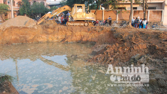 Hố sâu rộng hơn 200 mét vuông, ngay trước cổng trường học. (Ảnh chụp lúc 7h, ngày 24/2/2012) Hố sâu rộng hơn 200 mét vuông, ngay trước cổng trường học. (Ảnh chụp lúc 7h, ngày 24/2/2012)