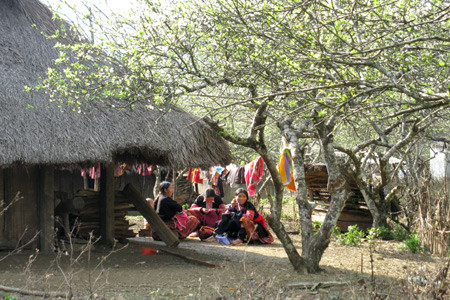 Khung cảnh nên thơ, người dân thân thiện luôn níu giữ bước chân du khách. Ảnh: Phạm Quyên.