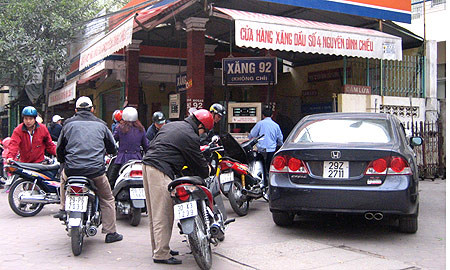 Sức ép tăng giá xăng dầu trong nước lên cao. Ảnh minh họa: P.H Sức ép tăng giá xăng dầu trong nước lên cao. Ảnh minh họa: P.H