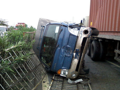 Khoảng 13 giờ ngày 8.10.2011, trên quốc lộ 5, đoạn qua thị trấn Lai Cách (huyện Cẩm Giàng, tỉnh Hải Dương) đã xảy ra vụ va chạm giao thông giữa xe đầu kéo mang biển kiểm soát 16H-2967 và xe tải mang biển kiểm soát 16M-8933, khi đang lưu thông cùng chiều theo hướng Hà Nội-Hải Dương. Hiện trường vụ tai nạn cách khu công nghiệp Đại An chừng 500 mét. Ảnh: Hoàng Hà. Khoảng 13 giờ ngày 8.10.2011, trên quốc lộ 5, đoạn qua thị trấn Lai Cách (huyện Cẩm Giàng, tỉnh Hải Dương) đã xảy ra vụ va chạm giao thông giữa xe đầu kéo mang biển kiểm soát 16H-2967 và xe tải mang biển kiểm soát 16M-8933, khi đang lưu thông cùng chiều theo hướng Hà Nội-Hải Dương. Hiện trường vụ tai nạn cách khu công nghiệp Đại An chừng 500 mét. Ảnh: Hoàng Hà.