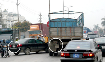 Vào hồi 16 giờ 30 phút, ngày 30.3.2011, trên Quốc lộ 5, đoạn chạy qua địa bàn phường Hùng Vương (Hồng Bàng, Hải Phòng) xảy ra vụ tai nạn giao thông giữa xe ô tô 4 chỗ ngồi, biển kiểm soát 16H-4910 với xe ô tô tải biển kiểm soát 16H-4910. Hậu quả, ô tô 4 chỗ bị bẹp đầu xe, gây tắc nghẽn giao thông kéo dài hàng trăm mét. Ảnh: Báo Hải Phòng điện tử. Vào hồi 16 giờ 30 phút, ngày 30.3.2011, trên Quốc lộ 5, đoạn chạy qua địa bàn phường Hùng Vương (Hồng Bàng, Hải Phòng) xảy ra vụ tai nạn giao thông giữa xe ô tô 4 chỗ ngồi, biển kiểm soát 16H-4910 với xe ô tô tải biển kiểm soát 16H-4910. Hậu quả, ô tô 4 chỗ bị bẹp đầu xe, gây tắc nghẽn giao thông kéo dài hàng trăm mét. Ảnh: Báo Hải Phòng điện tử.