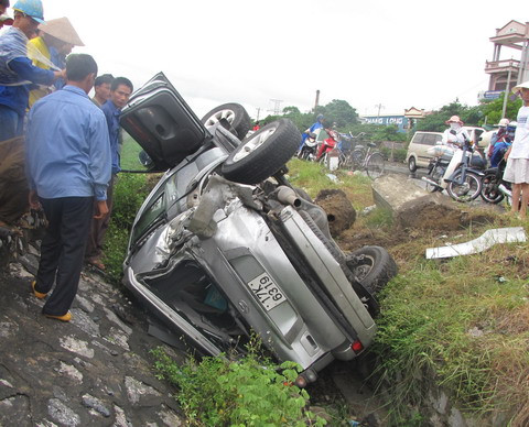 Theo lời kể của người dân xung quanh, chiếc Toyota Prado mang biển kiểm soát 17K -6319 đang lưu thông trên quốc lộ 5 theo hướng Hải Phòng – Hà Nội, đến km số 79 (cách Hải Phòng 18 km) thì bị một xe container biển kiểm soát 16N-4810 (không chở hàng) chạy cùng chiều đâm từ phía sau. Ảnh: VnMedia. Theo lời kể của người dân xung quanh, chiếc Toyota Prado mang biển kiểm soát 17K -6319 đang lưu thông trên quốc lộ 5 theo hướng Hải Phòng – Hà Nội, đến km số 79 (cách Hải Phòng 18 km) thì bị một xe container biển kiểm soát 16N-4810 (không chở hàng) chạy cùng chiều đâm từ phía sau. Ảnh: VnMedia.