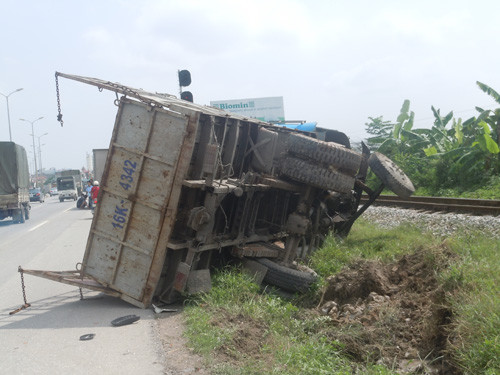 Một số người dân chứng kiến vụ việc cho biết, khi chiếc xe tải BKS: 29C – 001.73 đang lưu thông trên quốc lộ 5 theo hướng từ Hải Phòng đi Hà Nội, tới điểm quay đầu (đoạn qua cây xăng Ngọc Thụy) đã va chạm với xe tải BKS: 16K – 4342 đang di chuyển theo hướng đi Hải Phòng. Vụ va chạm khiến chiếc xe tải BKS: 16K – 4342 bị lật xuống vệ đường, chiếc xe còn lại quay ngang chắn giữa lòng đường. Ảnh: Văn Ái, VOV Giao thông. Một số người dân chứng kiến vụ việc cho biết, khi chiếc xe tải BKS: 29C – 001.73 đang lưu thông trên quốc lộ 5 theo hướng từ Hải Phòng đi Hà Nội, tới điểm quay đầu (đoạn qua cây xăng Ngọc Thụy) đã va chạm với xe tải BKS: 16K – 4342 đang di chuyển theo hướng đi Hải Phòng. Vụ va chạm khiến chiếc xe tải BKS: 16K – 4342 bị lật xuống vệ đường, chiếc xe còn lại quay ngang chắn giữa lòng đường. Ảnh: Văn Ái, VOV Giao thông.