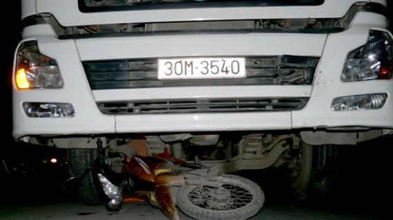 Lúc 22g ngày 24.2.2012, hai thanh niên một nam và một nữ đã bị xe bồn chở xăng dầu phóng nhanh vượt ẩu đụng chết. Theo một số người dân ở đường Nguyễn Bỉnh Khiêm (đoạn cuối của tuyến quốc lộ 5 Hà Nội - Hải Phòng), anh Đỗ Anh Tuấn điều khiển xe máy chở một cô gái chạy theo hướng từ siêu thị BigC về cầu vượt Đông Hải thì gặp tai nạn. Khi xe máy chuẩn bị rẽ thì chiếc xe bồn của Công ty dầu khí Đông Dương (trụ sở tại trên đường Trần Duy Hưng, quận Cầu Giấy, Hà Nội) chạy với tốc độ kinh hoàng, luồn lách từ phía sau lao tới đâm vào. Sau khi gây tai nạn, xe bồn tiếp tục đi và cuốn hai nạn nhân cùng xe máy vào gầm xe đẩy đi trên đường, tạo thành hình chữ S dài hơn 100m. Ảnh: Tuổi trẻ.