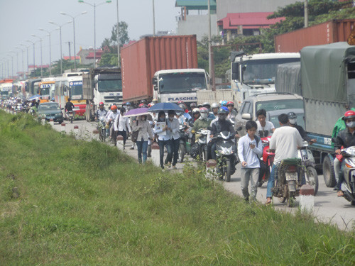 Vụ va chạm không gây thiệt hại về người nhưng hai chiếc xe bị hư hỏng nặng. Do ảnh hưởng của vụ tai nạn, giao thông trên tuyến Quốc lộ 5 (theo hướng từ Hà Nội đi Hải Phòng) bị ùn tắc kéo dài. Ảnh: Văn Ái, VOV Giao thông. Vụ va chạm không gây thiệt hại về người nhưng hai chiếc xe bị hư hỏng nặng. Do ảnh hưởng của vụ tai nạn, giao thông trên tuyến Quốc lộ 5 (theo hướng từ Hà Nội đi Hải Phòng) bị ùn tắc kéo dài. Ảnh: Văn Ái, VOV Giao thông.