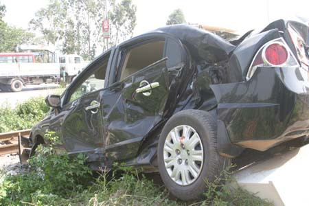 Vụ tai nạn xảy ra vào khoảng 10h ngày 3.11.2009, tại khu vực trước cổng Công ty bay dịch vụ miền bắc (Gia Thuỵ, Long Biên, Hà Nội). Nhiều người dân cho biết, khi đó chiếc xe Civic BKS 88K-1518 lùi xe từ đám cỏ ven đường ra quốc lộ 5, đúng lúc đoàn tàu hoả hướng Hải Phòng - Hà Nội lao tới. Sau khi bị tàu hoả ủi trực diện vào thân, chiếc xe quay một vòng tròn và chỉ chịu dừng lại khi va đập mạnh vào một trụ kỹ thuật bên vệ đường. Ảnh: Dân trí. Vụ tai nạn xảy ra vào khoảng 10h ngày 3.11.2009, tại khu vực trước cổng Công ty bay dịch vụ miền bắc (Gia Thuỵ, Long Biên, Hà Nội). Nhiều người dân cho biết, khi đó chiếc xe Civic BKS 88K-1518 lùi xe từ đám cỏ ven đường ra quốc lộ 5, đúng lúc đoàn tàu hoả hướng Hải Phòng - Hà Nội lao tới. Sau khi bị tàu hoả ủi trực diện vào thân, chiếc xe quay một vòng tròn và chỉ chịu dừng lại khi va đập mạnh vào một trụ kỹ thuật bên vệ đường. Ảnh: Dân trí.