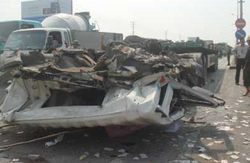 Khoảng 13h30 ngày 10.6.2010, tại km13 QL5 thuộc địa phận Trâu Quỳ, Gia Lâm, Hà Nội xảy ra vụ tai nạn giao thông nghiêm trọng. Một chiếc xe container chở đầy tấm thép cuộn đang lưu thông theo hướng Hà Nội - Hải Phòng bất ngờ phanh gấp khi một người đi xe máy chuẩn bị sang đường phía trước. Sau cú phanh này, những tấm thép cuộn dài hơn 10m phía sau bị dồn xô lên phía trước đè bẹp cabin xe container. Ảnh: Internet. Khoảng 13h30 ngày 10.6.2010, tại km13 QL5 thuộc địa phận Trâu Quỳ, Gia Lâm, Hà Nội xảy ra vụ tai nạn giao thông nghiêm trọng. Một chiếc xe container chở đầy tấm thép cuộn đang lưu thông theo hướng Hà Nội - Hải Phòng bất ngờ phanh gấp khi một người đi xe máy chuẩn bị sang đường phía trước. Sau cú phanh này, những tấm thép cuộn dài hơn 10m phía sau bị dồn xô lên phía trước đè bẹp cabin xe container. Ảnh: Internet.