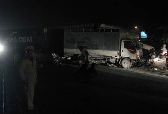 Khoảng 18h15 ngày 25.12.2011, khi đang lưu thông trên tuyến đường 5 theo chiều về Hà Nội, đến đoạn qua trạm soát vé thuộc khu vực chợ Đường Cái (thuộc địa phận huyện Văn Lâm – Hưng Yên) cách cầu vượt Như Quỳnh khoảng 1km, chiếc xe chở container đầu kéo mang BKS 16LD–1042, phần rơ-mooc BKS 16R-5332 đã bị nổ lốp dẫn đến mất lái. Chiếc xe này đã lao sang phần đường ngược chiều của các phương tiện đang lưu thông về hướng Hải Phòng. Ảnh: An ninh thủ đô.