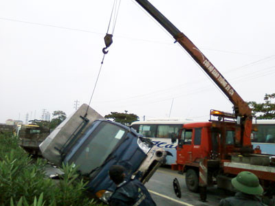 Sau cú va chạm, xe mang biển kiểm soát 16M-8933 đã lật và xoay 180 độ, hướng đầu xe theo hướng Hải Dương-Hà Nội. Vụ tai nạn đã khiến giao thông bị ách tắc, các phương tiện xếp hàng dài trên đoạn quốc lộ này. Ảnh: Hoàng Hà. Sau cú va chạm, xe mang biển kiểm soát 16M-8933 đã lật và xoay 180 độ, hướng đầu xe theo hướng Hải Dương-Hà Nội. Vụ tai nạn đã khiến giao thông bị ách tắc, các phương tiện xếp hàng dài trên đoạn quốc lộ này. Ảnh: Hoàng Hà.