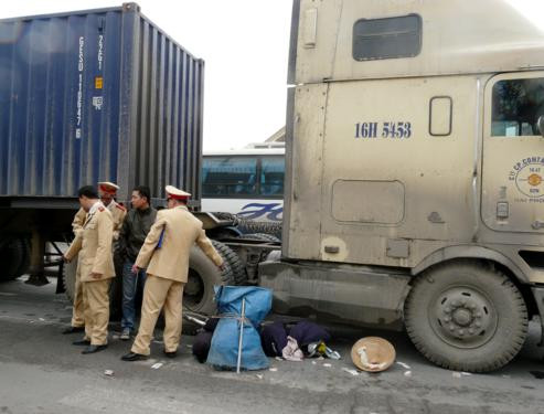 Vào hồi 8 giờ, ngày 10-2-2012, trên Quốc lộ 5, đoạn thuộc địa bàn xã Nam Sơm, huyện An Dương, xảy ra vụ tai nạn giao thông nghiêm trọng, làm một người nhập viện trong tình trạng nguy kịch đến tính mạng. Nạn nhân tên Vũ Thị Toán, 72 tuổi, thường trú tại phường Hùng Vương, quận Hồng Bàng (Hải Phòng). Ảnh: Hải Phòng điện tử.