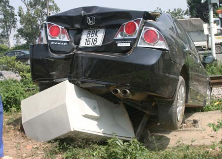 Vụ tai nạn làm người ngồi phía sau xe bị thương tích, máu còn vương lại tại mặt sau ghế trước và bánh xe sau. Lực lượng chức năng tiến hành làm rõ nguyên nhân vụ tai nạn. Ảnh: Dân trí. Vụ tai nạn làm người ngồi phía sau xe bị thương tích, máu còn vương lại tại mặt sau ghế trước và bánh xe sau. Lực lượng chức năng tiến hành làm rõ nguyên nhân vụ tai nạn. Ảnh: Dân trí.