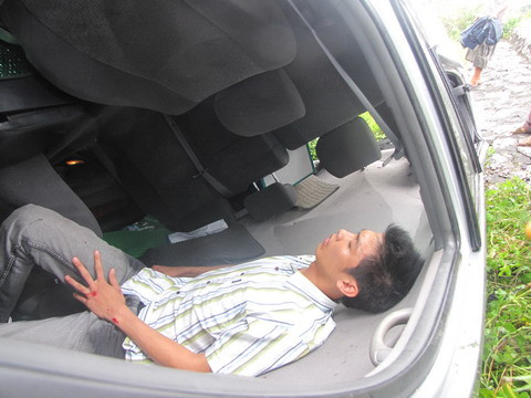 Cũng theo người dân địa phương, một người bị thương trên xe đã được đưa đi cấp cứu. Tại hiện trường lúc 10 giờ 15, một người vẫn nằm trong xe do bị choáng. Chiếc xe bị hư hỏng nặng phần đầu, thân. Tuy nhiên không có một túi khí nào trong xe nổ. Ảnh: VnMedia. Cũng theo người dân địa phương, một người bị thương trên xe đã được đưa đi cấp cứu. Tại hiện trường lúc 10 giờ 15, một người vẫn nằm trong xe do bị choáng. Chiếc xe bị hư hỏng nặng phần đầu, thân. Tuy nhiên không có một túi khí nào trong xe nổ. Ảnh: VnMedia.