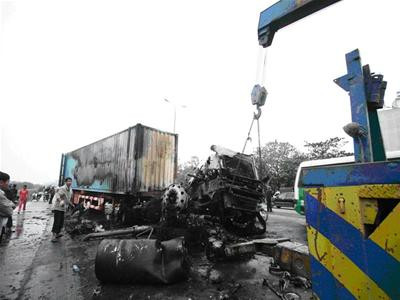 Cảnh sát PCCC Công an Hà Nội đã điều 4 xe cứu hoả đến hiện trường chữa cháy và tổ chức cứu hộ. Đến khoảng 6 giờ sáng nay, đầu kéo biển số 30L - 7126 mới được tách ra khỏi container, trong tình trạng chỉ còn trơ khung sắt, đen thui, biến dạng. Vụ cháy còn khiến 40 chiếc xe máy được chở trên chiếc container bị hỏng hoàn toàn. Rất may không có thiệt hại về người. Nguyên nhân vụ việc đang được điều tra. Ảnh: Những gì còn lại của chiếc container (Tiền phong).