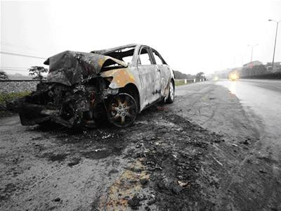 Vụ tai nạn xảy ra khoảng 2 giờ sáng ngày 8.12.2009, tại Km 2 quốc lộ 5, thuộc địa phận quận Long Biên - Hà Nội. Chiếc đầu kéo chở container chứa đầy xe máy lưu thông theo hướng Hà Nội – Hải Phòng, đến địa phận trên đã va chạm với xe Toyota camry biển số 30P – 7069 chạy cùng chiều. Sau những tiếng nổ lớn, cả 2 xe bốc cháy dữ dội. Chẳng mấy chốc, xe camry và đầu kéo container bị lửa thiêu rụi, biến dạng. Ảnh: Chiếc Camry cháy rụi (Tiền phong).