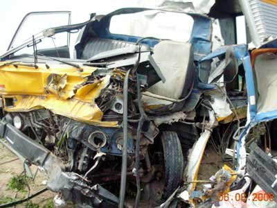 Vụ tai nạn xảy ra tại Km số 1, trên Quốc lộ 5 Hà Nội đi Hải Phòng, thuộc địa phận quận Long Biên (Hà Nội) ngày 6.8.2008. Chiếc xe 29L - 0507 bị bẹp dúmChiếc xe tải mang biển số 29L - 0507 đang lưu thông từ phía Hải Phòng về gần đến bùng binh Quốc lộ 5 - Nguyễn Văn Cừ thì lốp trước bên phải bỗng nhiên bị nổ khiến chiếc xe mất lái, húc đổ dải phân cách bằng sắt kiên cố. Chiếc xe xoay ngang 90 độ, đầu xe và 2 bánh trước leo qua dải phân cách, chồm lên làn đường đối diện chừng 1m. Ảnh: Vietnamnet.